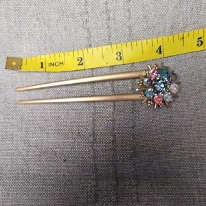 Chic Gold Hair Pin with Vibrant Gemstones
